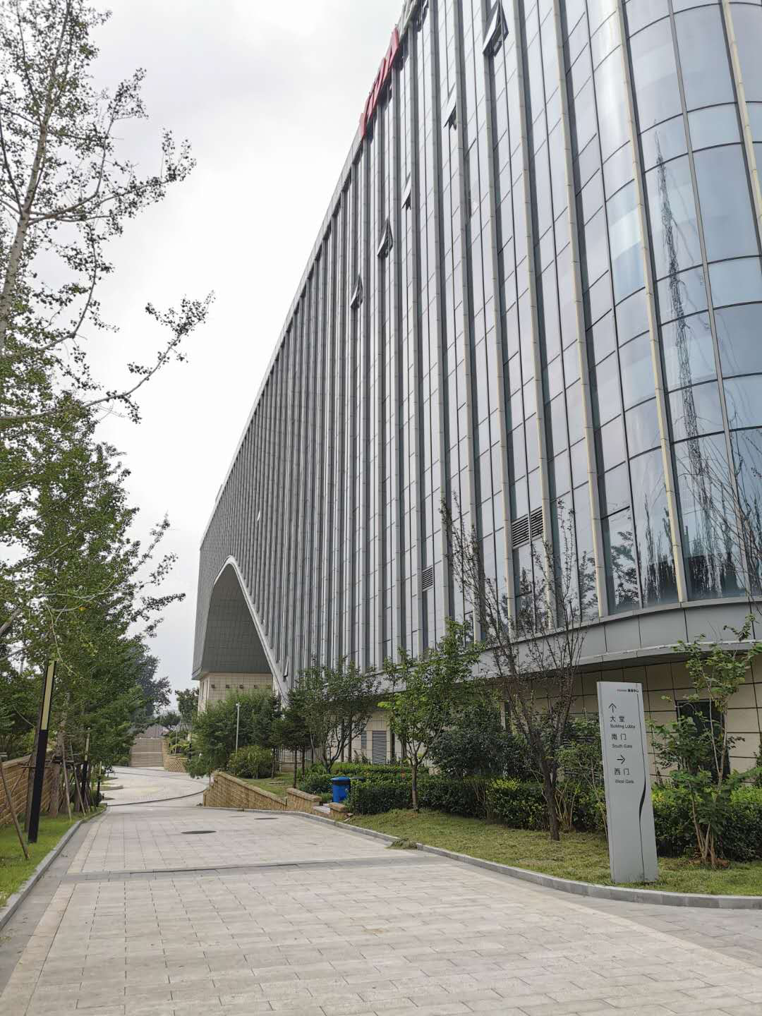 亿达丽泽中心正立面