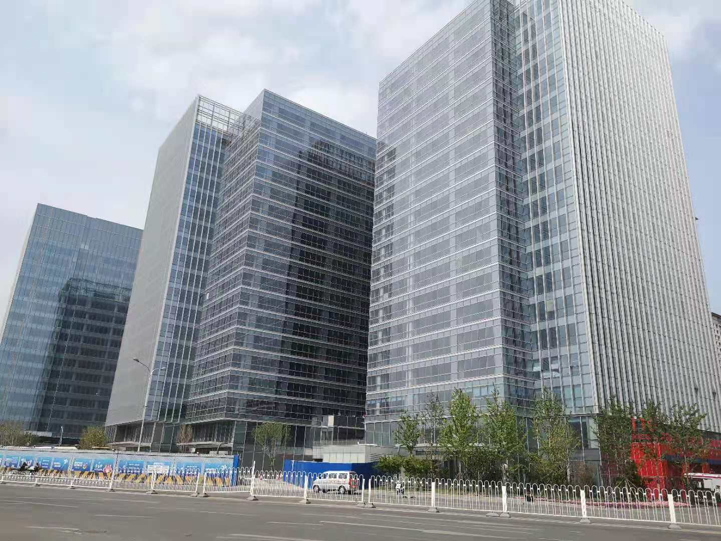 金安中海财富中心侧立面