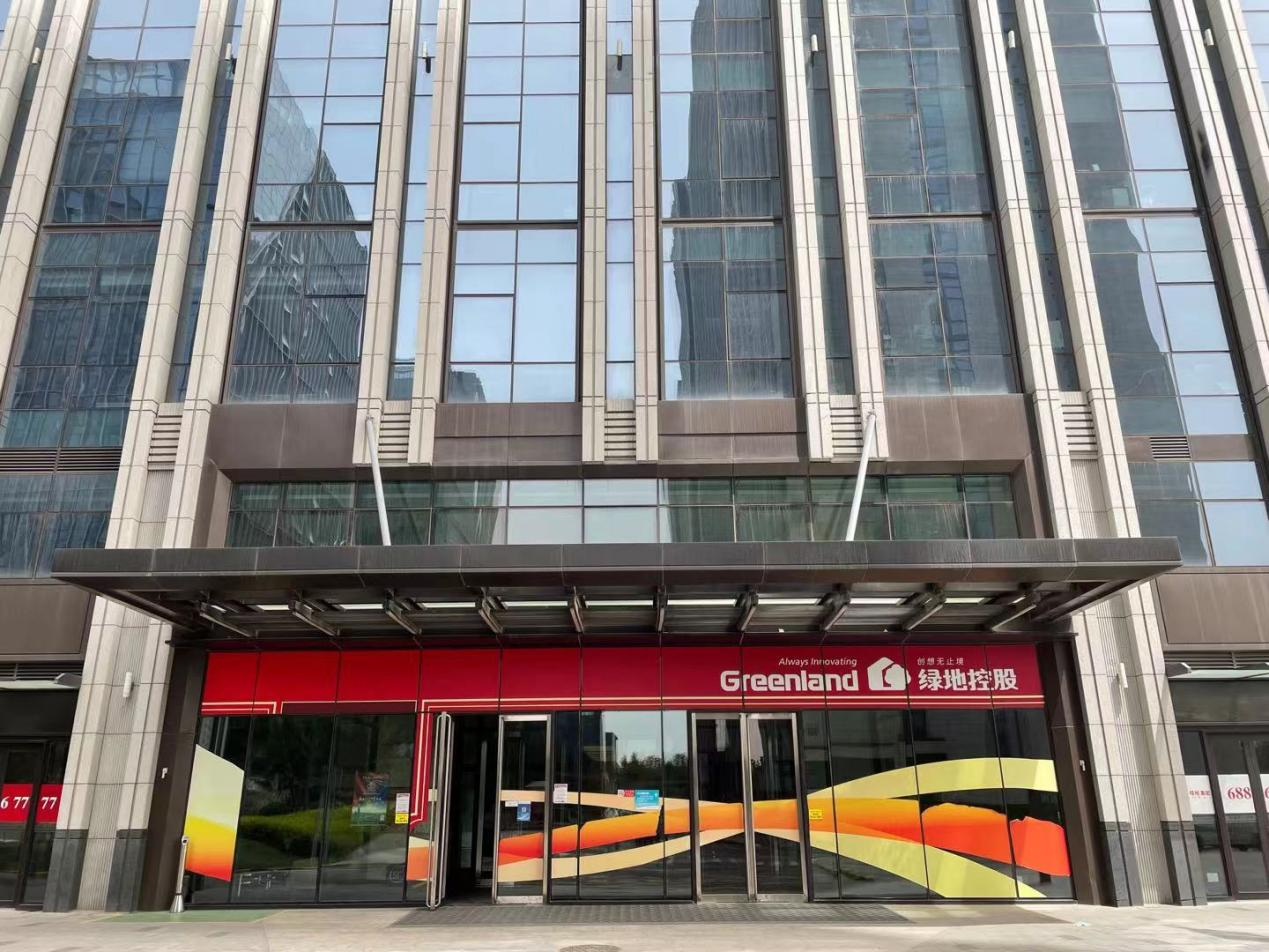 绿地环球文化金融城大厦门口